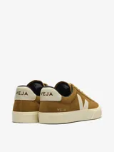 Championes Veja modelo Campo Bold color marrón, con logo lateral en blanco y detalles en azul marino. Fabricados con cuero orgánico y suela de caucho amazónico.
