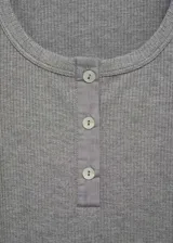 Vestido corto de tejido de punto acanalado, con cuello redondo, cierre frontal parcial con botones y mangas cortas. Diseño entallado al cuerpo.