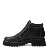 Bota corta de cuero negro con textura tipo cocodrilo, cierre lateral y suela track dentada.