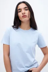 Remera celeste de algodón, corte clásico y mangas cortas.