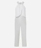 Mono largo blanco de crepé, con cuello halter, sin mangas y superposición fruncida en el tronco. Se ata con lazo en la nuca.