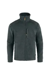 Campera de polar gris grafito con cuello alto, cierre frontal completo, bolsillo vertical en el pecho y refuerzos en los hombros.