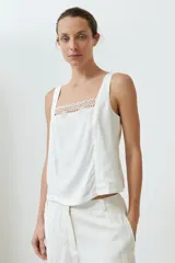 Top blanco de breteles anchos y escote cuadrado con detalle de bordado calado.
