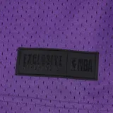 Musculosa de básquet roja con cuello y sisas en negro. Estampado frontal con el logo de los Chicago Bulls y la palabra "Chicago" en blanco.