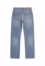 Jeans de tiro medio con corte recto desde la cadera hasta el bajo, de color celeste claro. Diseño clásico de cinco bolsillos con cierre de cremallera y botón metálico.