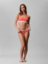 Colaless de algodón elástico, talle medio, con bordes planos en la pierna y cinturilla elástica distintiva de Calvin Klein.