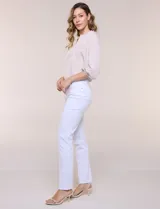 Pantalón de gabardina elastizada Zac & Rachel, modelo Colors, de corte recto en color naranja. Cuenta con pretina con pasadores, cierre y botón, además de bolsillos delanteros y bolsillos ojal en la parte trasera.