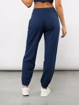 Pantalón de piqué recto color azul marino, con cintura elástica y cordón ajustable. Presenta el escudo del Club Nacional de Football en el muslo izquierdo y el logo de Umbro en el muslo derecho.