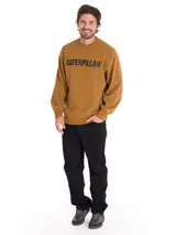 Buzo de cuello redondo color marrón, con el logo de Caterpillar estampado en el pecho en color negro y un pequeño detalle bordado en la manga izquierda. Presenta puños y bajo de punto elástico.