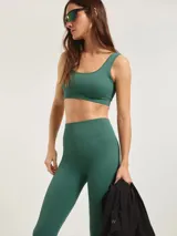 Calza deportiva de tiro alto con textura acanalada, diseñada para brindar ajuste y soporte durante la actividad física.