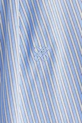 Camisa de manga larga con estampado de rayas verticales, cuello clásico y botonadura frontal. Incluye una corbata extraíble a juego con tira elástica. Presenta puños con abertura y botón, canesú con pliegue en la espalda y bajo recto con aberturas laterales redondeadas.