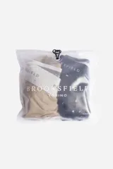 Pack de dos bóxers Brooksfield, uno de color negro con estampado de pequeños círculos blancos y otro de color beige liso. Ambos cuentan con cintura elástica con el nombre de la marca grabado.