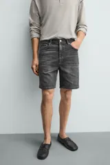 Bermuda de jean con corte regular fit, confeccionada en denim de algodón con elasticidad. Presenta diseño de cinco bolsillos, efecto lavado y cierre frontal con cremallera y botón.