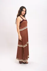 Vestido largo de tejido de punto color marrón, con tirantes anchos, escote cuadrado con detalles en tono bordó y franjas horizontales en color crema con terminación ondulada.
