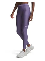Calza deportiva Under Armour HeatGear Legging de color lila, ajustada al cuerpo, con tiro medio, cintura elástica ancha con logo de la marca y pequeño logo reflectante en la pierna izquierda.
