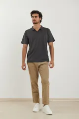 Remera manga corta con cuello polo abierto, color verde oscuro.