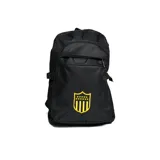 Mochila negra de poliéster con el escudo de Peñarol bordado en amarillo en la parte frontal. Cuenta con un compartimento principal con cierre, un bolsillo frontal con cierre y bolsillos laterales de malla.