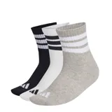 Pack de tres pares de medias Adidas de caña media, con diseño de tres rayas horizontales en el puño y logo de la marca en la puntera. El pack incluye un par negro, uno blanco y uno gris melange.