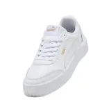 Championes Puma modelo Carina Mia, de diseño urbano con plataforma, color blanco con detalles en dorado en el logo lateral y la lengüeta.
