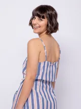 Top de algodón con estampa de rayas verticales en azul, blanco y rojo, con tirantes finos regulables y detalle de nudo en el escote.