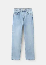 Jeans de denim celestes, de tiro alto y corte recto, con diseño clásico de cinco bolsillos y cierre frontal con botón y cremallera.