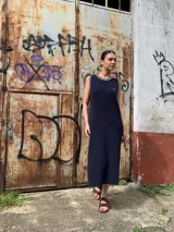 Vestido tejido al cuerpo con cuello redondo y breteles anchos.