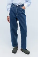 Jean de calce mom, 100% algodón, con lavado azul medio y bordado exclusivo en el interior de la cintura.