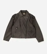 Campera estilo biker de poliuretano color marrón oscuro con efecto lavado, corte oversized, cuello con solapa, cierre frontal asimétrico y bolsillos con cierre.