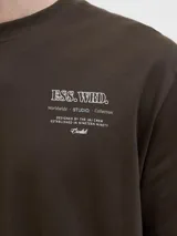 Remera marrón de manga corta con cuello redondo y diseño holgado, con un pequeño estampado tipográfico en el pecho.