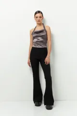 Top negro de satén con cuello halter y espalda descubierta.