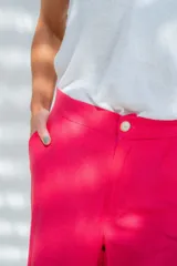 Pantalón de corte sastrero con cintura alta, pinzas delanteras y pierna ancha de caída fluida.