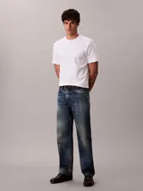 Remera de corte clásico confeccionada en 100% algodón, con cuello redondo y mangas cortas. Presenta un diseño minimalista con el logo de la marca sutilmente bordado en el pecho.