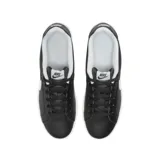 Championes Nike Court Royale negros con el logo de Nike en blanco en los laterales y suela blanca.