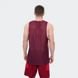 Musculosa deportiva Umbro del Club Nacional de Football, en tonos rojo y burdeos con estampado abstracto. Incluye el logo de Umbro en el pecho derecho y el escudo del club en el izquierdo.