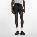 Short deportivo New Balance Essentials 5", color negro, con cintura elástica ajustable mediante cordón.