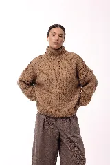 Sweater de punto grueso con cuello alto, mangas largas amplias y diseño de calce relajado.