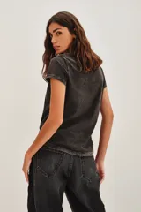 Remera de corte holgado confeccionada en algodón con efecto de lavado stonewash. Presenta una estampa frontal con diseño gráfico, detalles en glitter y costuras con hilo de lurex.
