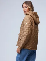 Campera capitoneada azul marino con capucha desmontable, cierre metálico central, bolsillos delanteros y avíos metálicos con logo de la marca Michael Kors.
