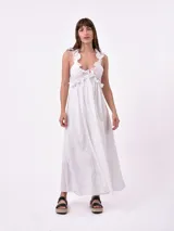 Vestido largo blanco con breteles finos y volados en el escote.