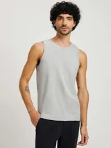 Musculosa básica color gris melange, de corte recto y cuello redondo.