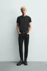 Jeans skinny cropped fit de corte ajustado y tiro medio, con diseño de cinco bolsillos y efecto lavado.