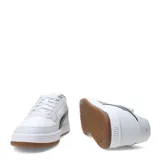 Championes urbanos Puma modelo Caven 2.0 para hombre, color blanco. Presentan un diseño de inspiración basquetbolística de los años 80, con capellada de cuero sintético, perforaciones en la puntera y suela de goma.