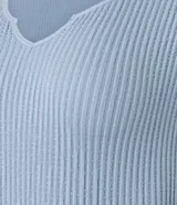 Body de calce ajustado confeccionado en tejido seamless con textura acanalada. Presenta cuello en V, mangas cortas y cierre en la entrepierna.