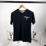 Remera negra de cuello redondo y manga corta, con estampado en el frente de la marca Duxon Original Co.