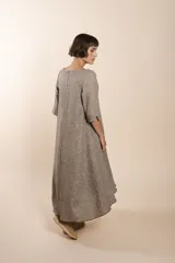 Vestido midi acampanado de lana fina sin teñir, con cuello bote, mangas tres cuartos con tajo y bolsillos laterales. Diseño forrado con vuelo y movimiento.