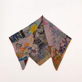 Pashmina cuadrada de diseño multicolor con estampado artístico de bodegón y flores.