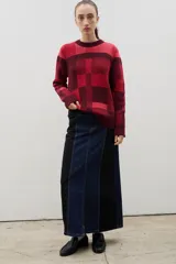 Falda larga de denim en color marrón oscuro, de corte recto con costuras verticales decorativas y tajo frontal central.