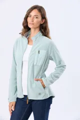 Campera de micropolar con textura en relieve, cierre frontal completo y cuello alto. Presenta un bolsillo vertical con cierre en el pecho y detalles de terminación en color contrastante.