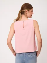 Musculosa de lino color verde claro, con cuello redondo y diseño holgado.