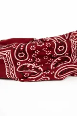 Vincha de pelo elástica con estampado tipo bandana en color rojo y detalles en negro y blanco.
